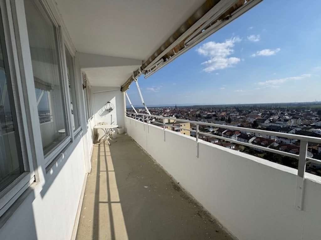 Immobilie in Lampertheim - Panorama inklusive: Helle 4-Zimmer-Wohnung mit Balkon und Weitsicht - Bild 3