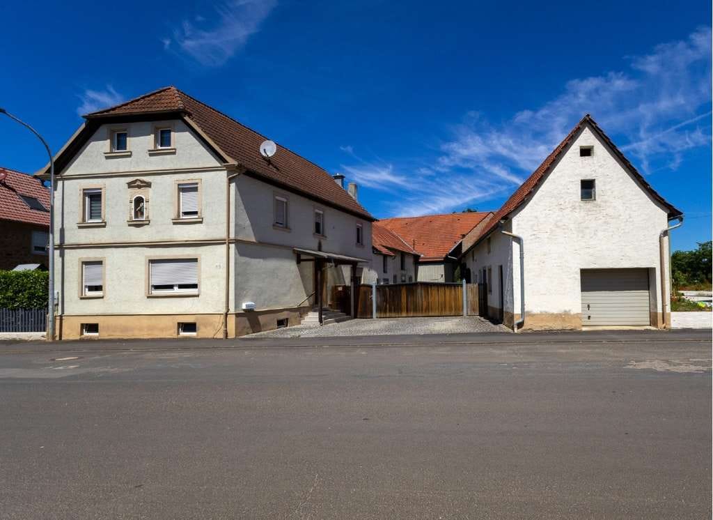 Immobilie in Kolitzheim - Vermietetes, historisches Anwesen mit Scheune, Nebengebäuden und großem Entwicklungspotenzial - Bild 0