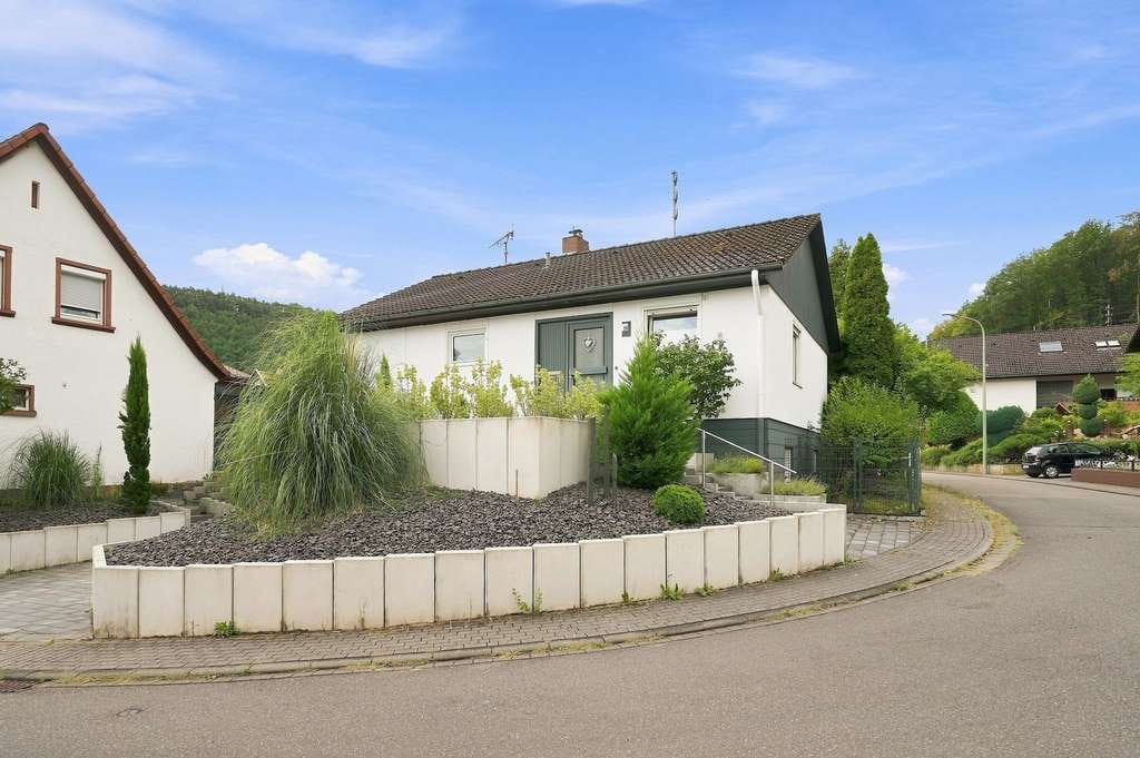Immobilie in Lug - Freistehender Bungalow mit Garten, Terrasse & wohnlich ausgebautem Keller in Lug - Bild 1