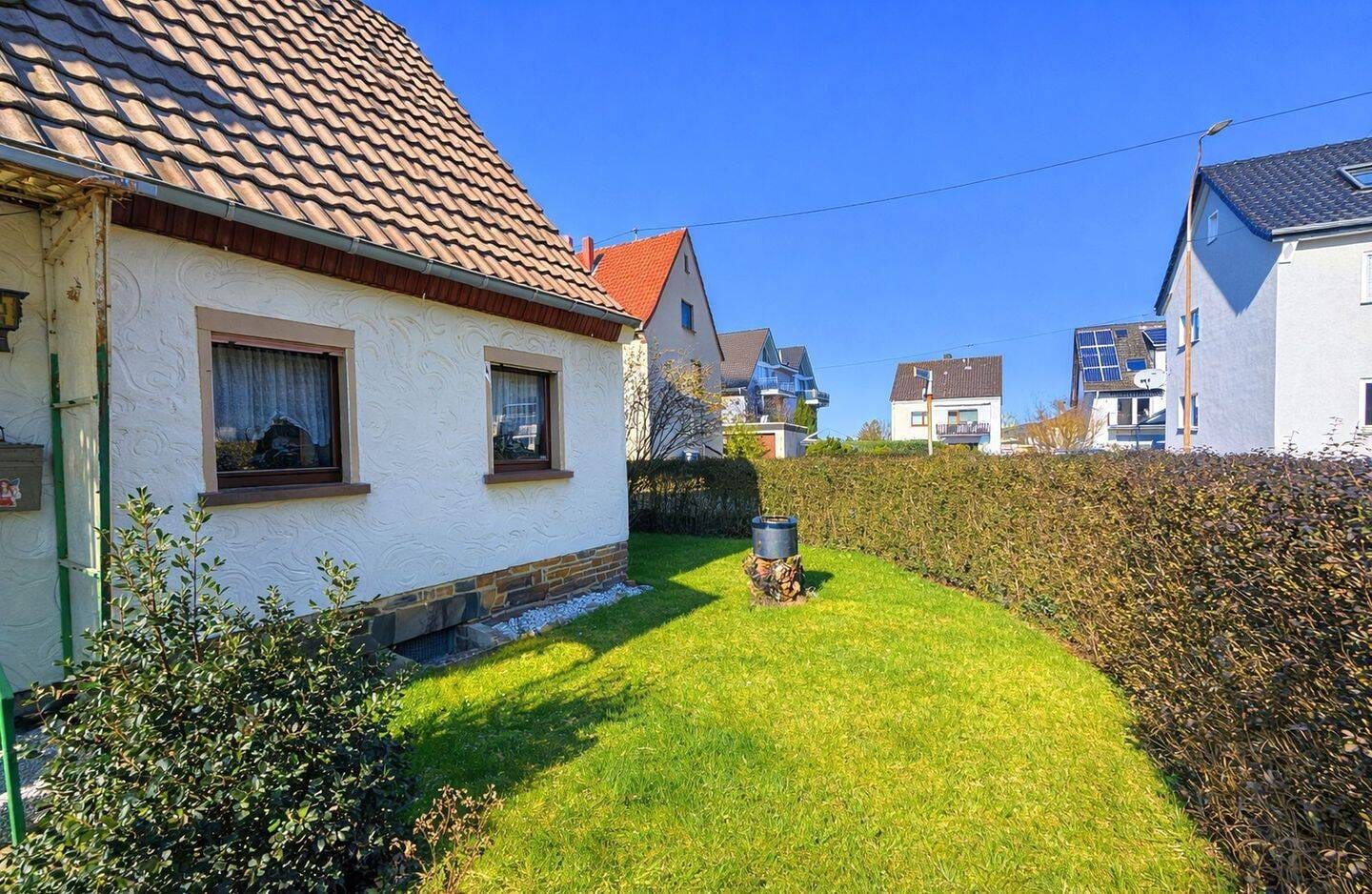 Immobilie in Rheinbrohl - Gemütliches Einfamilienhaus mit Terrasse, Garten und Garage in ruhiger Wohnlage von Rheinbrohl - Bild 1
