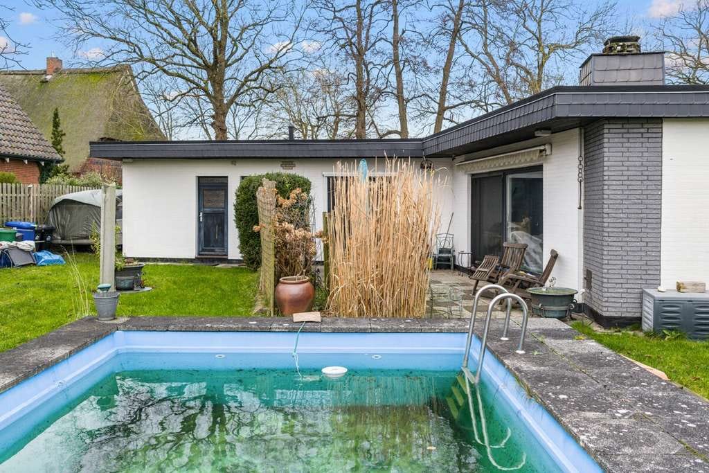 Immobilie in Hüttblek - ***Schöner Winkelbungalow mit Pool und Doppelgarage in Feldrandlage!*** - Bild 1