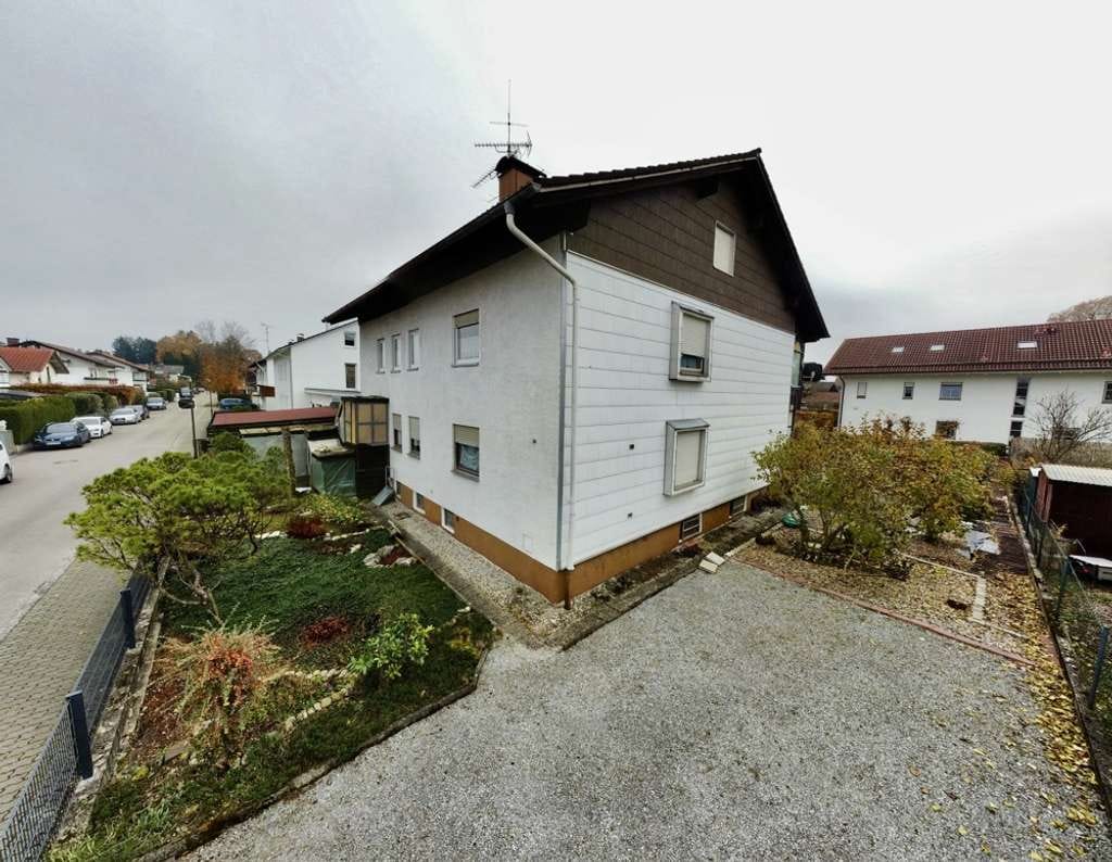 Immobilie in Großkarolinenfeld - Großes sanierungsbed. Zweifamilienhaus auf gut geschnittenem Grundstück in begehrter Lage - Bild 0