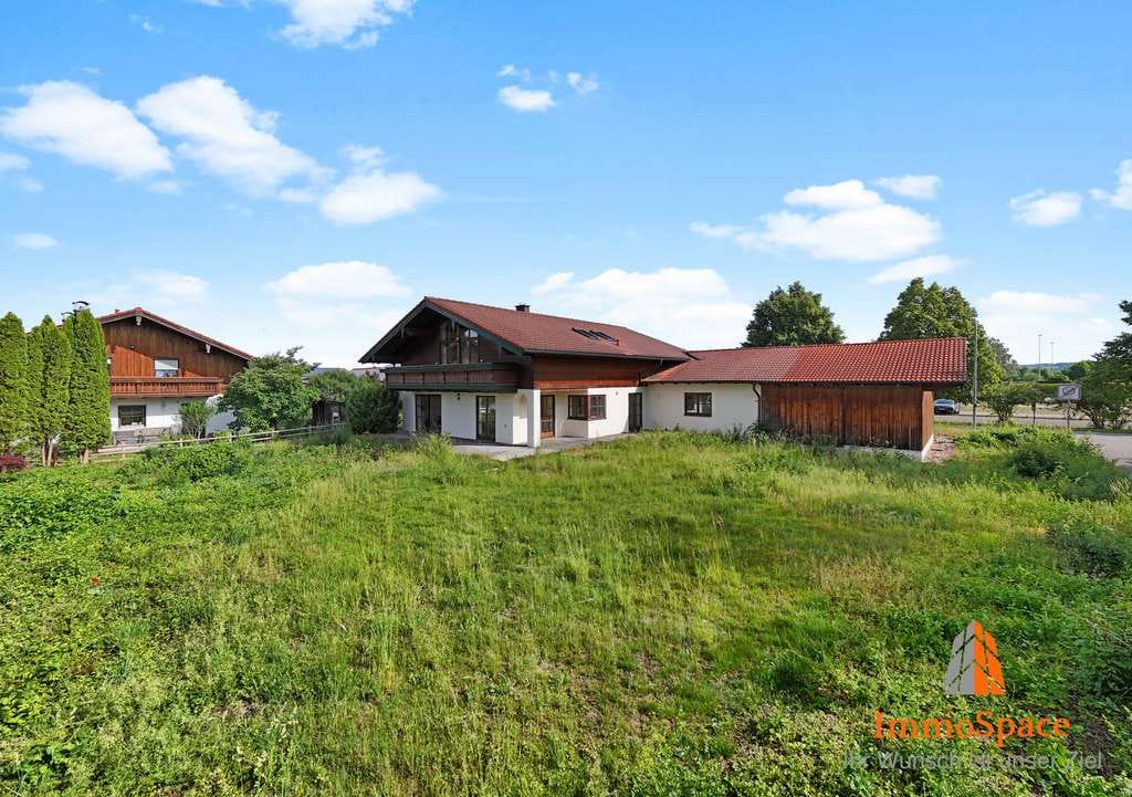 Immobilie in Fridolfing - **Traumhaus mit XL-Garten, Stadel, Doppelgarage uVm.** - Bild 2