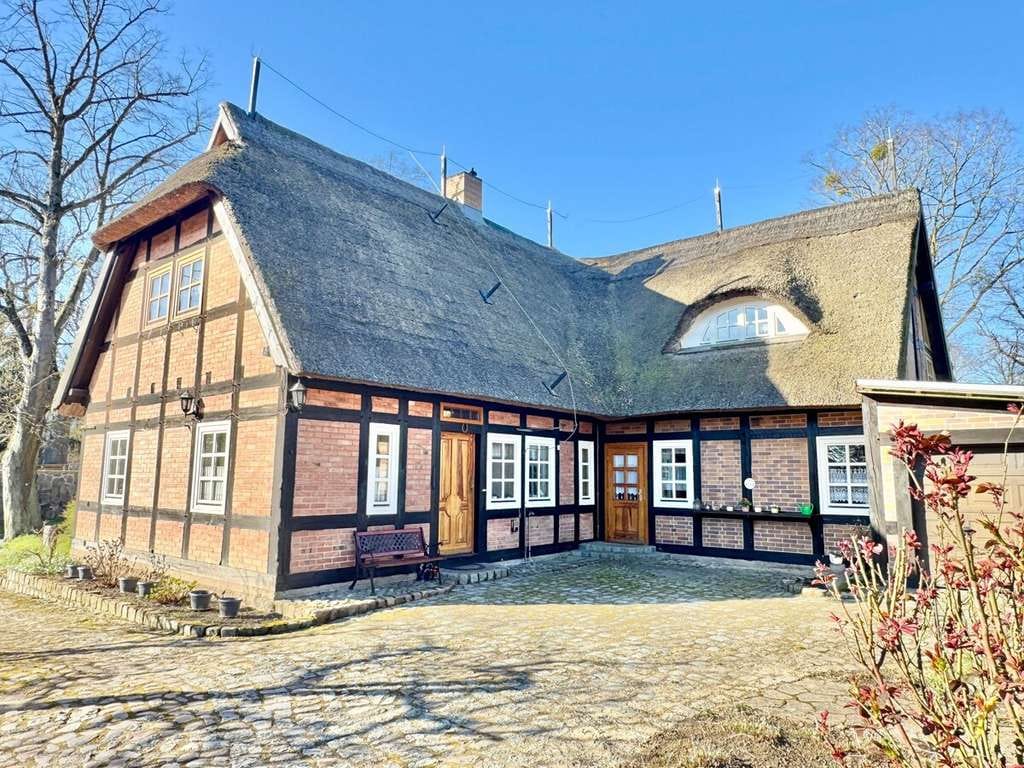 Immobilie in Penzlin - HORN IMMOBILIEN ++ tolles Reetdach-Fachwerkhaus in Alt Rehse bei Neubrandenburg, Denkmalschutz - Bild 2