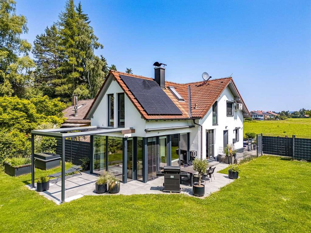 Immobilie in Seeshaupt - Leben am See: Großzügiges Ein-/Zweifamilienhaus am Rande des Naturschutzgebiets - Bild 0