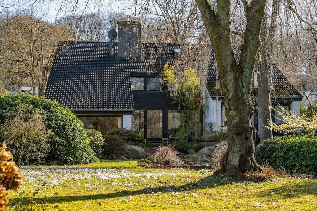 Immobilie in Wentorf bei Hamburg - Rarität: Zweifamilienhaus in unwiederbringlicher Lage mit traumhaft angelegtem Garten - Bild 1