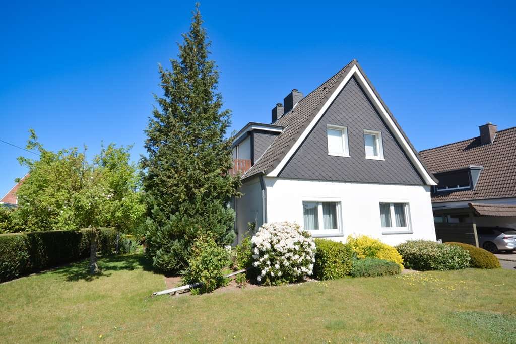 Immobilie in Bad Schwartau - Einfamilienhaus mit Keller, 2 Garagen und Garten (ELW möglich) - Bild 3