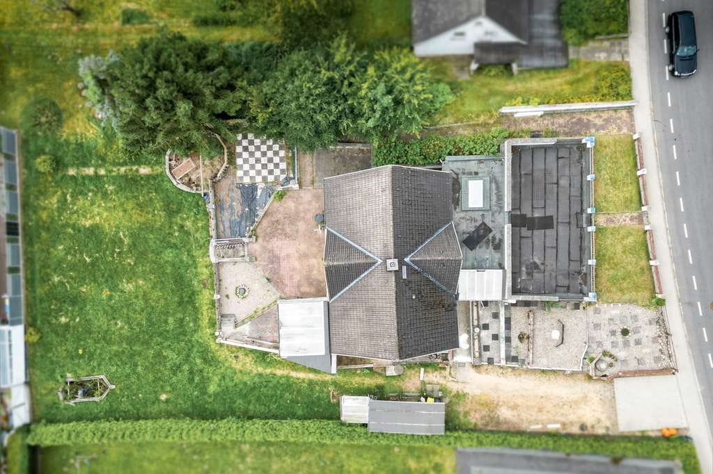 Immobilie in Bordesholm - Renovierungsbedürftiges Einfamilienhaus auf traumhaftem Grundstück - Bild 2