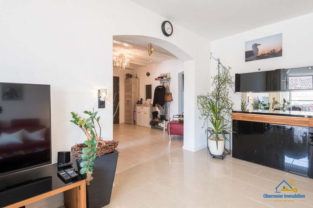 Immobilie in Regenstauf - Stilvolle Erdgeschosswohnung mit Loggia & Garten in ruhiger Lage - Bild 3