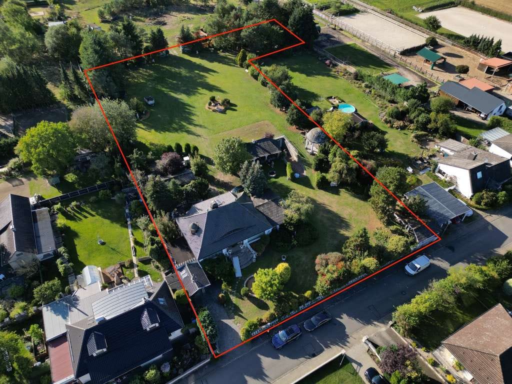 Immobilie in Ehra-Lessien - Einfamilienhaus + Weideflächen + Tiefgarage und riesigem Grundstück - Bild 0