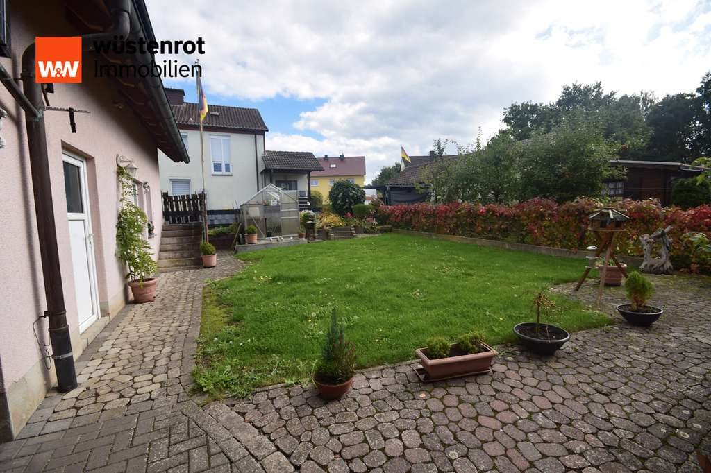 Immobilie in Neuhof - Zweifamilienhaus mit vielseitigem Wohnkonzept, Einliegerwohnung & gepflegtem Garten in Neuhof - Bild 1