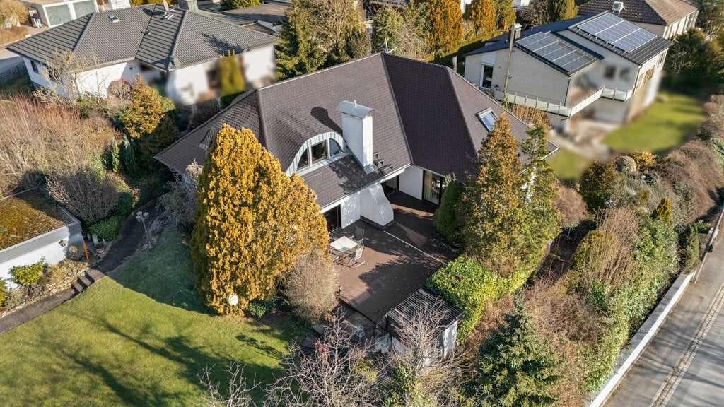 Immobilie in Zirndorf - Exklusives Anwesen! Modernisierte Villa in ruhiger Lage mit einzigartigem Grundstück - Bild 2