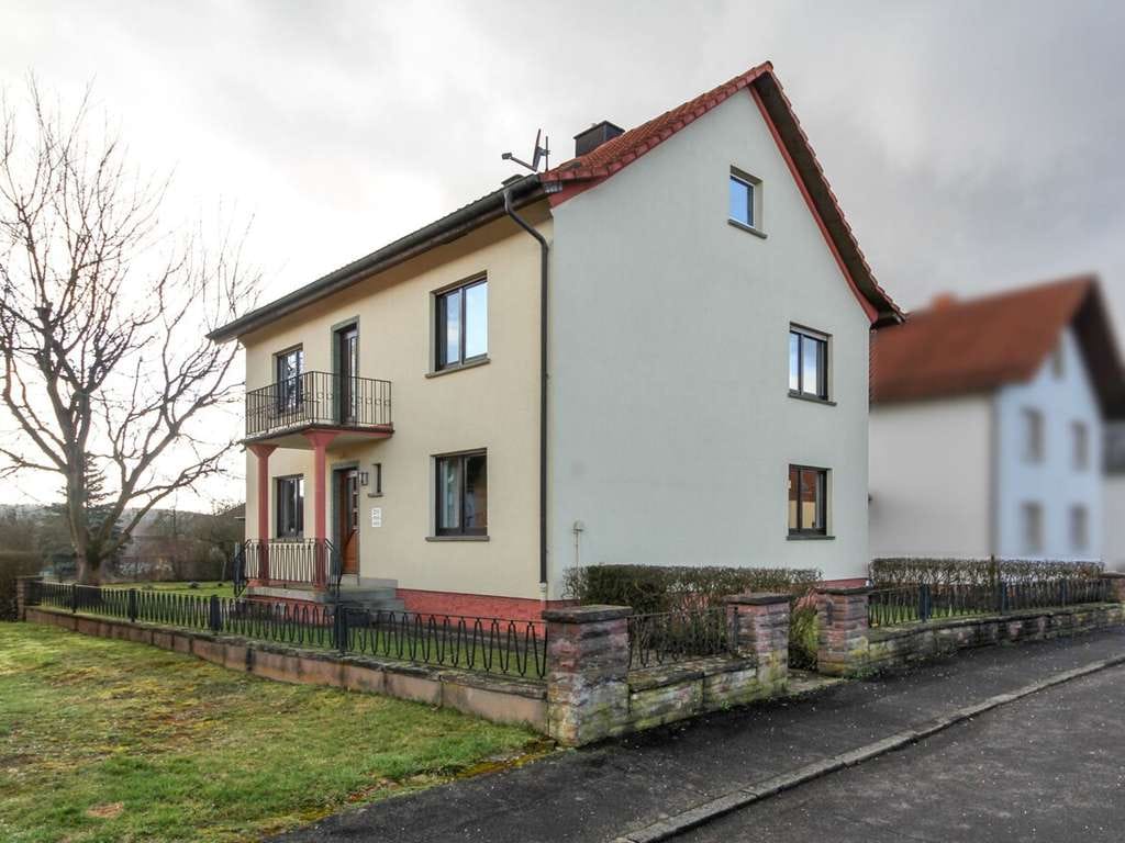 Immobilie in Neuhof - Zweifamilienhaus mit Garten und Doppelgarage in Neuhof- Hattenhof - Bild 0