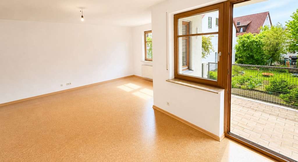 Immobilie in Eningen unter Achalm - Attraktive 2,5-Zimmer-Wohnung in Eningen Mitte - Kleines MFH + Top Garage - Bild 2