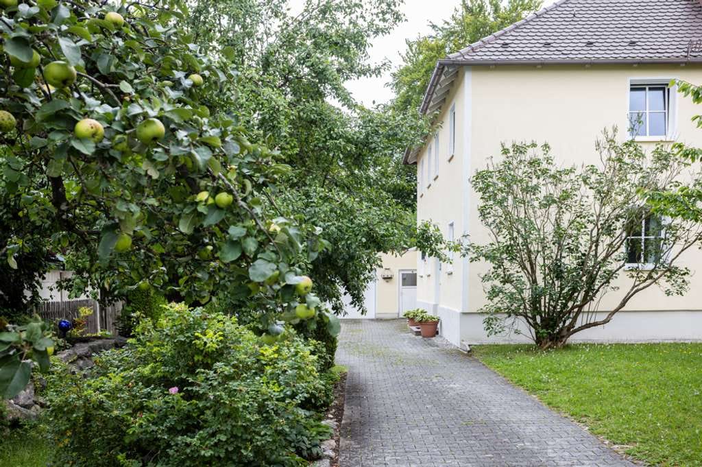 Immobilie in Haar - „IDYLLISCHES MEHRFAMILIENHAUS mit großem GARTEN und alten OBSTBÄUMEN“ - Bild 2