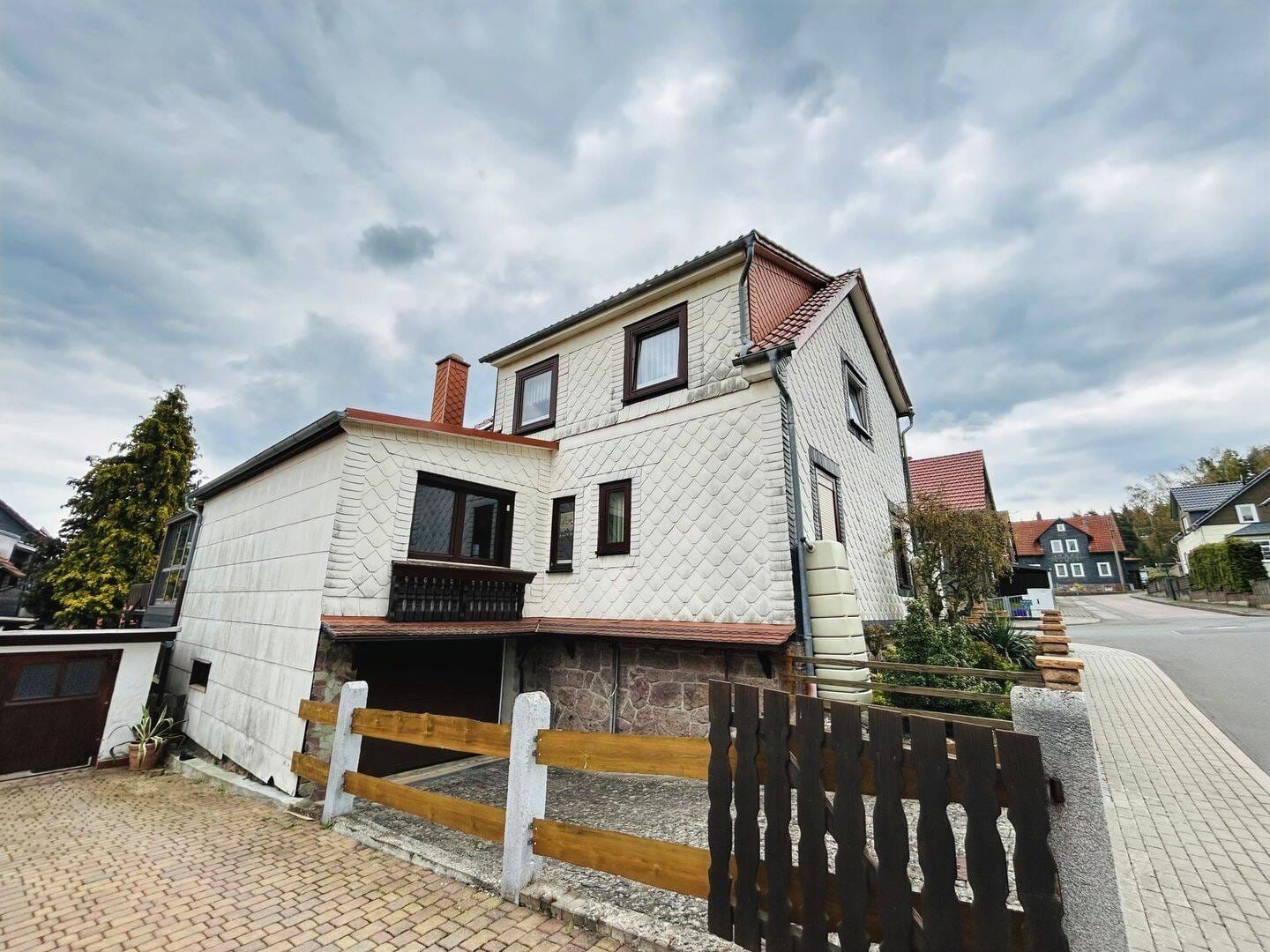 Immobilie in Geratal - Charmantes Mehrgenerationenhaus mit Wintergarten & drei Garagen in ruhiger Lage von Frankenhain - Bild 3