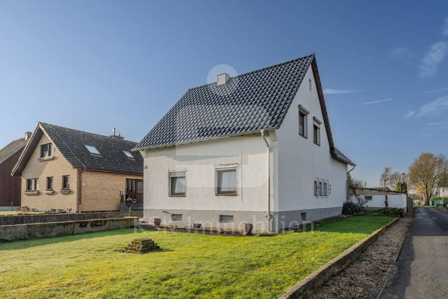 Immobilie in Zülpich - Vielseitiges Wohnhaus mit zwei Wohnebenen und großem Potenzial! - Bild 0