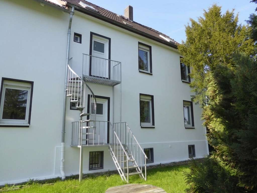 Immobilie in Seelze - Zwei Generationen - ein Zuhause! Zwei Wohnungen, zwei Garagen, schöner teilbarer Garten - Bild 3