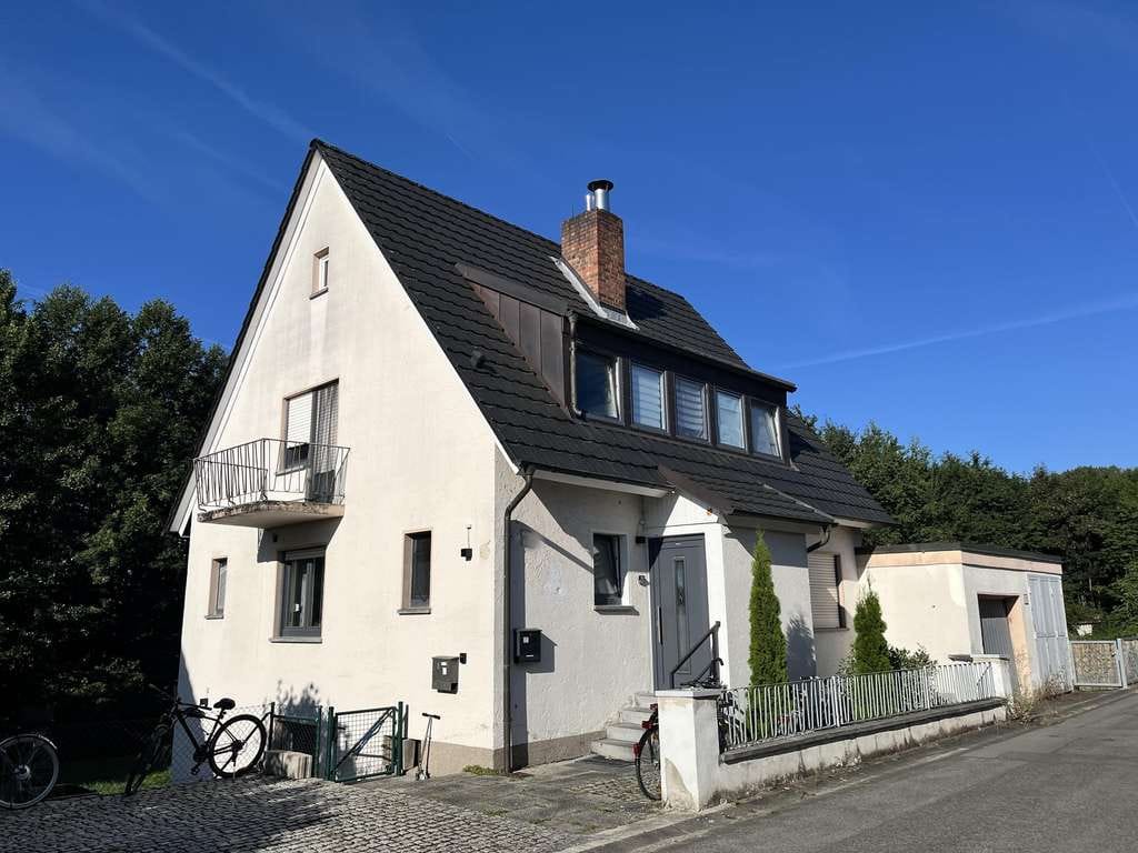 Immobilie in Haßfurt - *1.423m² GROSSES GRUNDSTÜCK IN RANDLAGE* Kurzfristig beziehbares Haus mit Einliegerwohnung, 2 Gara - Bild 0
