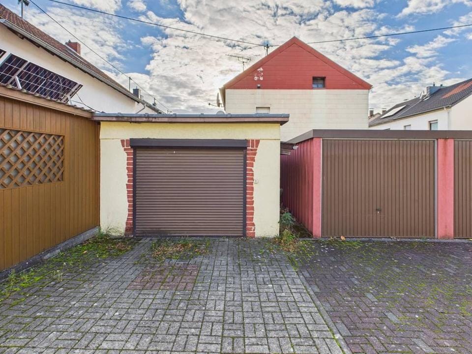 Immobilie in Bous - Solides Mehrgenerationenhaus mit ca. 172 m² Wohnfläche, 2 Garagen und Entwicklungspotenzial in Bous! - Bild 0