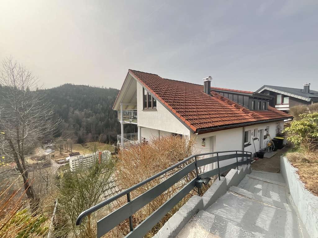 Immobilie in Triberg im Schwarzwald - Wohnen in bevorzugter, sonniger Aussichtslage von Triberg – ruhig, naturnah und familienfreundlich - Bild 1