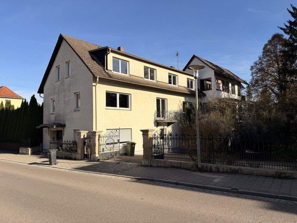 Immobilie in Treuchtlingen - DAS INVEST - Mehrfamilienhaus mit zwei Garagen, Carport und Garten - Bild 0