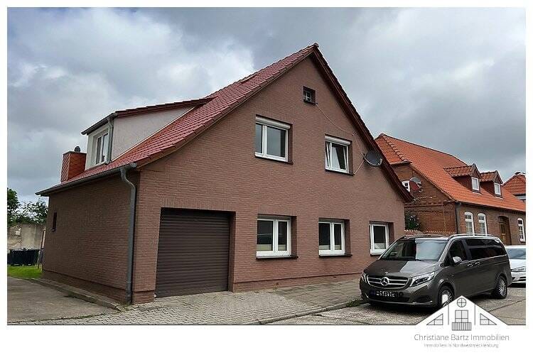 Immobilie in Neukloster - Wohnhaus mit Nebengelass im Herzen von Neukloster zu verkaufen - Bild 0