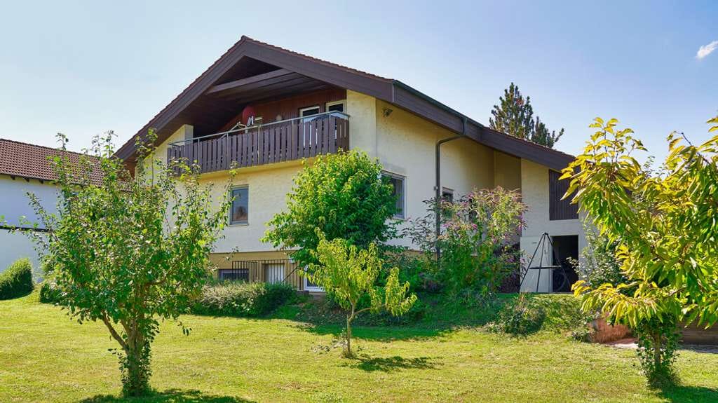 Immobilie in Bönnigheim - Hier beginnt Ihr neues Familienglück – 
Ein- bis Zweifamilienhaus
zentrumsnah im Grünen! - Bild 1