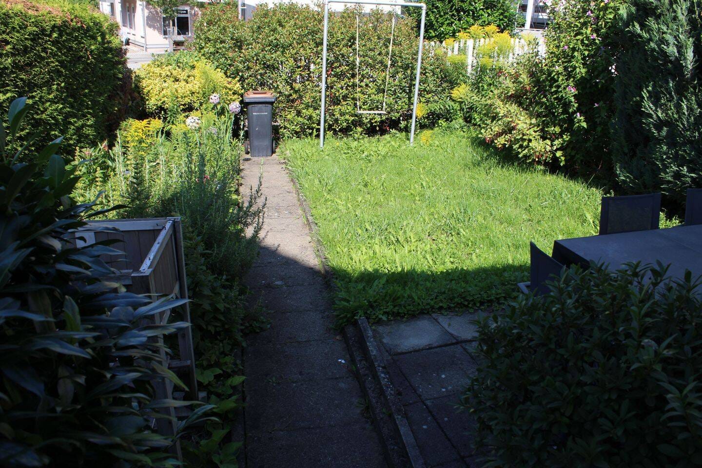 Immobilie in Eningen unter Achalm - Eningen u. A., Schöne Doppelhaushälfte im Herzen der Stadt, Garten mit Abstellplatz und Garage - Bild 2