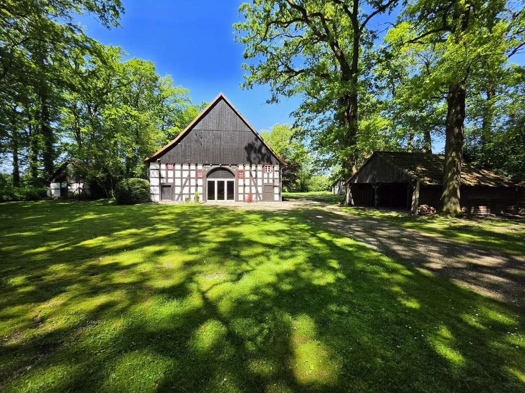 Immobilie in Hövelhof - Großzügiges Zuhause im Grünen - Historisches Einfamilienhaus mit großem Grundstück in Hövelhof - Bild 0