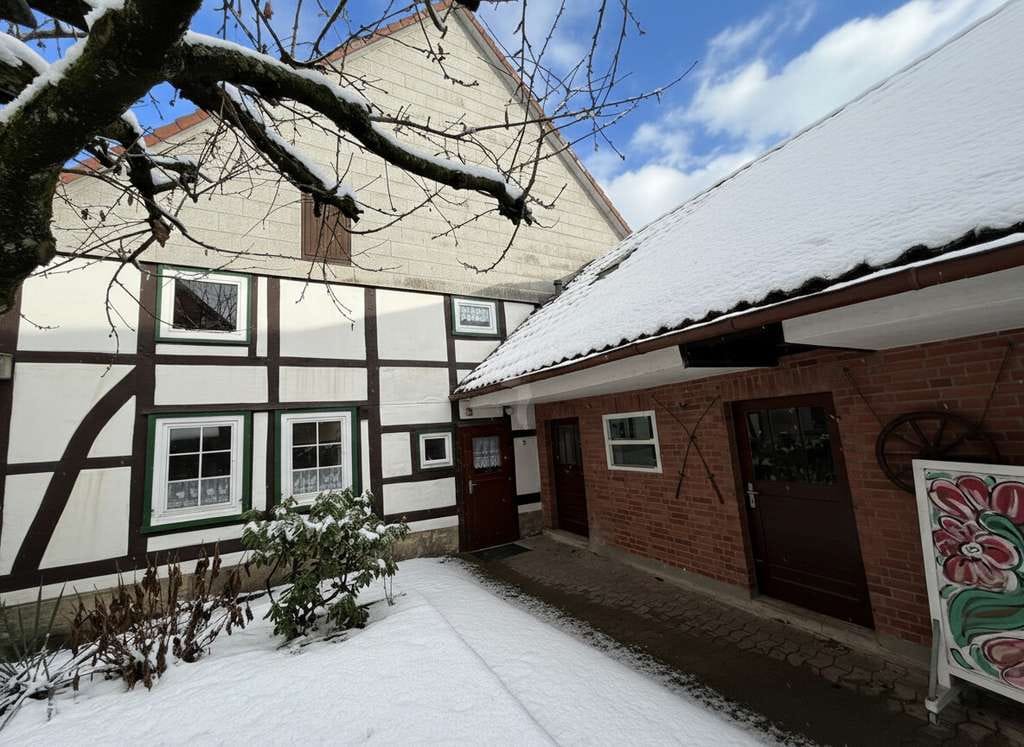 Immobilie in Hessisch Oldendorf - Familiendomizil mit Ausbaupotenzial und gemütlichem Garten in Wesernähe - Bild 3