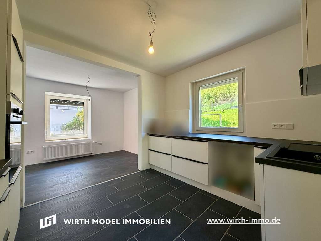 Immobilie in Dittelbrunn - Renoviertes freistehendes Einfamilienhaus mit großem garten und Garage in Dittelbrunn - Bild 1