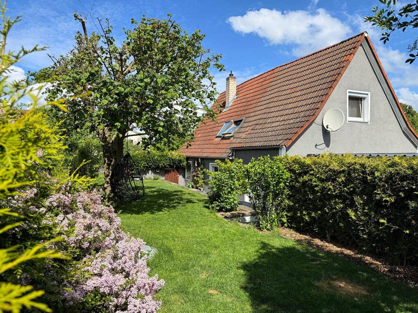 Immobilie in Weisendorf - Gemütliches und energieeffizientes Einfamilienhaus mit Garten, Einbauküche und Carport - Bild 0