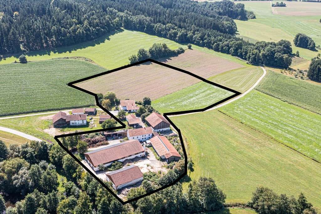 Immobilie in Arnschwang - Weitläufiges Grundstück, Wohnhaus mit vielseitigen Hallen, Scheunen und PV-Power - Bild 4