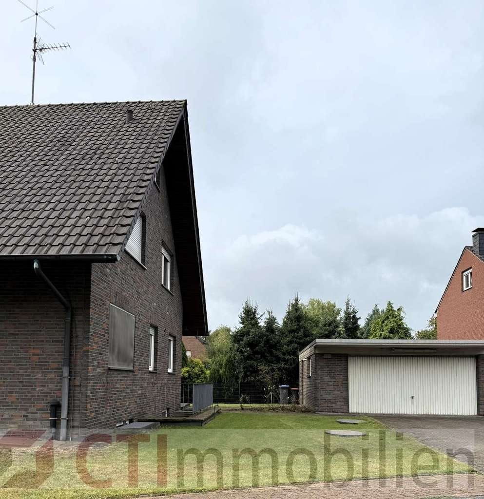 Immobilie in Dinslaken - Zweifamilienhaus freistehend mit Doppelgarage - Bild 1