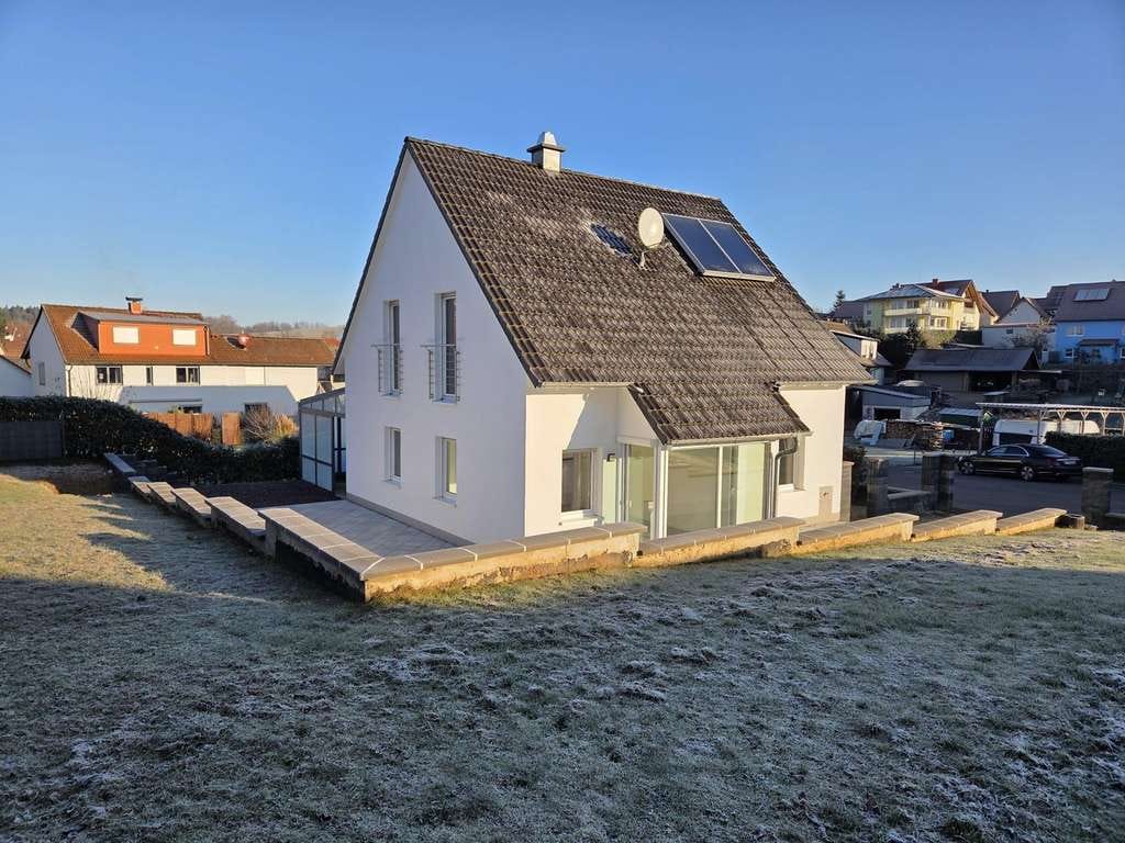 Immobilie in Gerach - 🏡 Stilvolles Einfamilienhaus in Bestlage - modern, ruhig, sofort bezugsfrei - Bild 2
