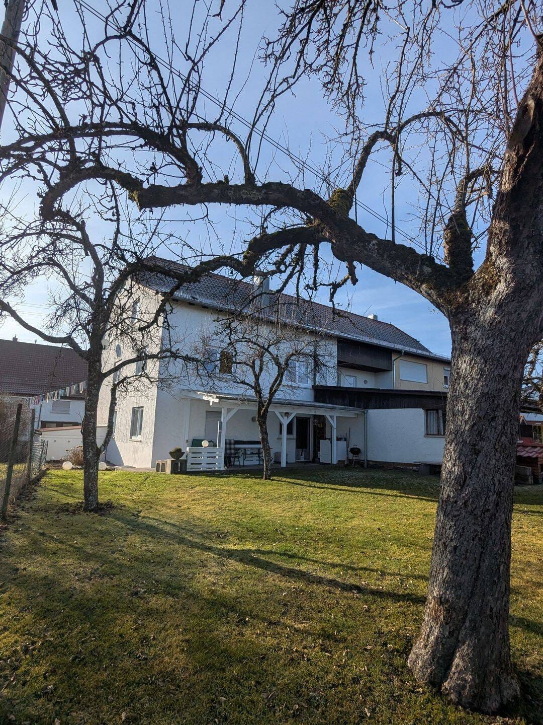 Immobilie in Hechingen - Geräumige DHH mit 3 Wohnungen in ruhiger Ortsrandlage. Ideal für Kapitalanleger oder Großfamilien   - Bild 2