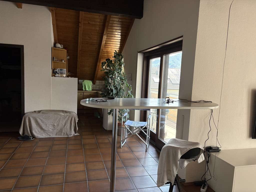 Immobilie in Schriesheim - SEHR SCHÖNE UND GROßZÜGIGE 2-ZIMMER-DACHGESCHOßWOHNUNG MIT  2 BALKONEN UND 1 CARPORT IN SCHRIESHEIM - Bild 2