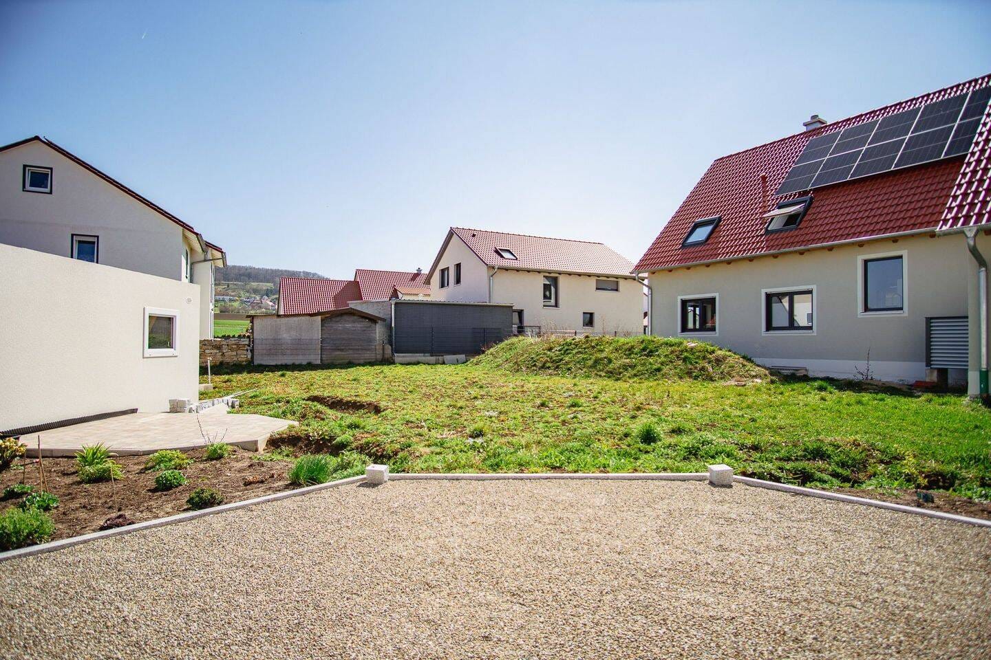 Immobilie in Gnotzheim - Moderne 2,5-Zimmer-Wohnung mit Garten, Terrasse und Schlossblick - Barrierefrei & KfW 40+ Standard - Bild 3