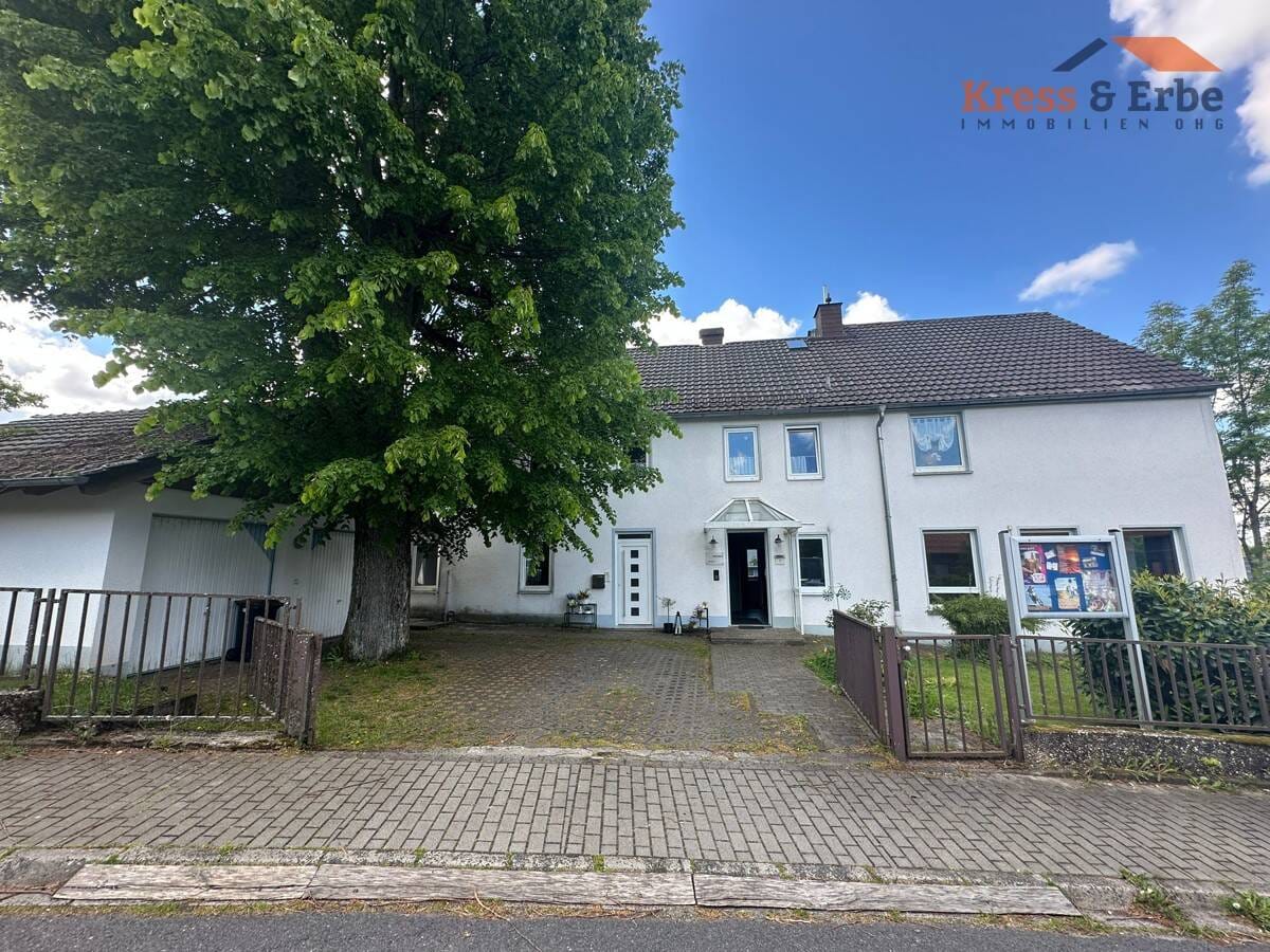 Immobilie in Gersfeld - Zweietagiges Wohn- und Gemeinschaftshaus mit großem Garten, Doppelgarage in Gersfeld - Dalherda - Bild 0