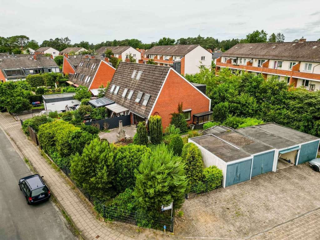 Immobilie in Hambühren - Sanierungsbedürftiges Reihenendhaus mit 2 Garagen - Bild 1