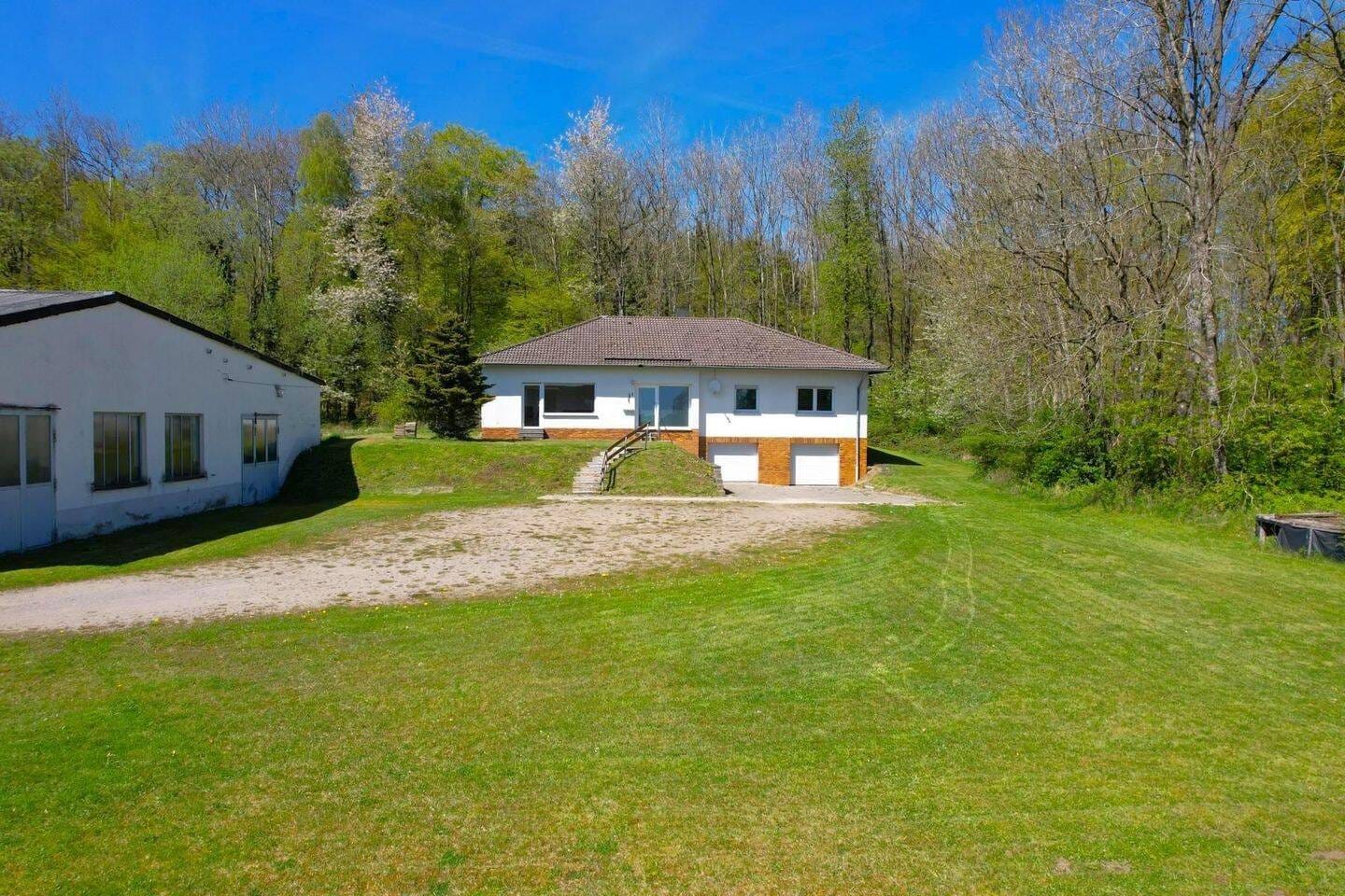 Immobilie in Feusdorf - Ruhig gelegener, geräumiger Bungalow mit Souterrain und Doppelgarage in Feusdorf - Bild 1