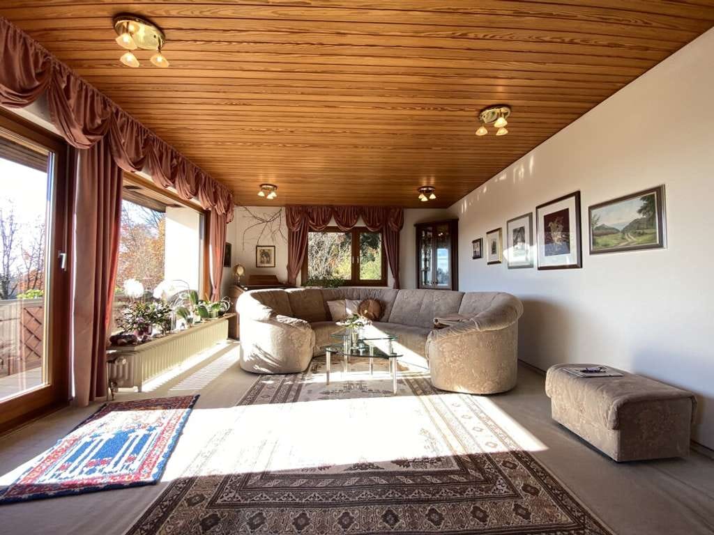 Immobilie in Althütte - *** Wohnen wie im Urlaub ... großes, gepflegtes Einfamilienhaus mit toller Aussicht und ganz nah an  - Bild 2