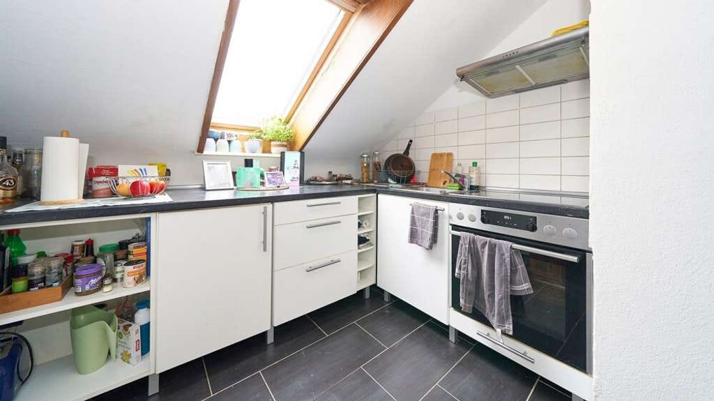 Immobilie in Remseck am Neckar - Sonnige Dachgeschosswohnung mit Weitblick und Potenzial in Remseck-Hochdorf - Bild 1