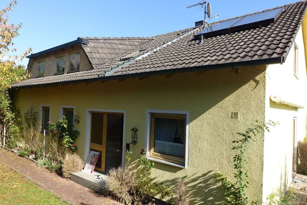 Immobilie in Velburg - Ein-/ Zweifamilienhaus in Hanglage mit Garage, Terrasse, Balkon, Loggia, EBK in Velburg bei Neumarkt - Bild 1