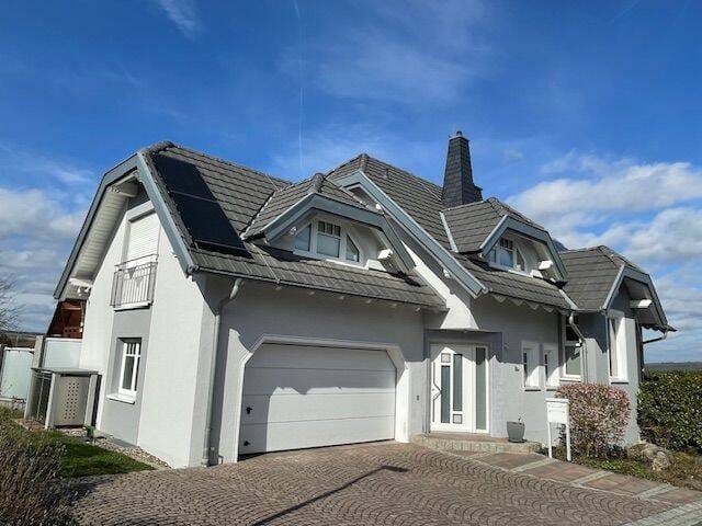 Immobilie in Großheirath - "Platzwunder mit Charme: Architektenhaus mit Einliegerwohnung, Turmzimmer & PV- Anlage" - Bild 1