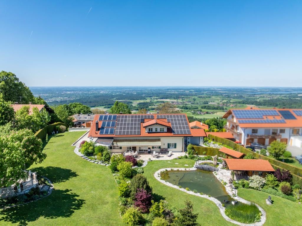 Immobilie in Samerberg - Klassische Eleganz: Großzügige Residenz mit Schwimmbad und Panoramablick - Bild 2