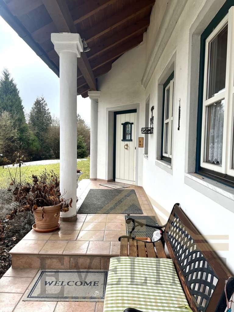 Immobilie in Obertaufkirchen - Charmantes Einfamilienhaus mit Einliegerwohnung, Pool und herrlichem Grundstück in Obertaufkirchen - Bild 1
