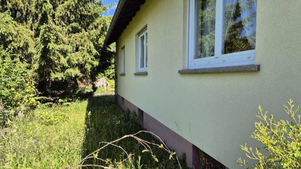 Immobilie in Karbach - Bungalow (sanierungsbedürftig) mit Bauplätzen  - Bild 3
