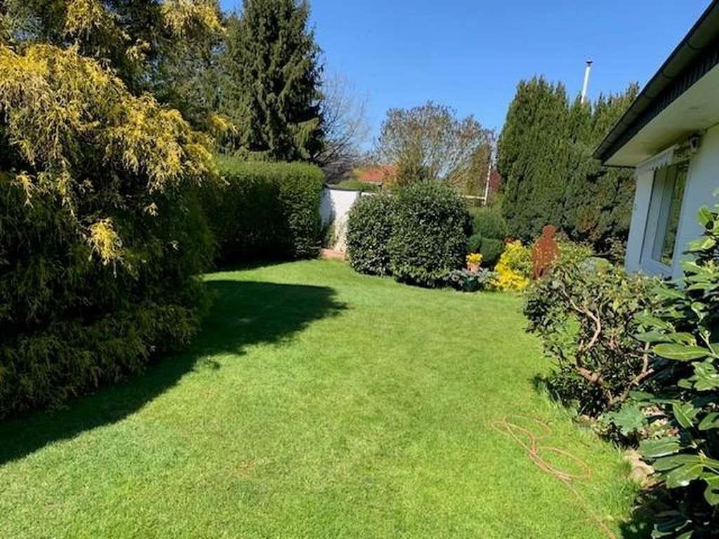 Immobilie in Bönningstedt - Exklusiver Walmdachbungalow vor den Toren Hamburgs, Bönningstedt - Bild 1